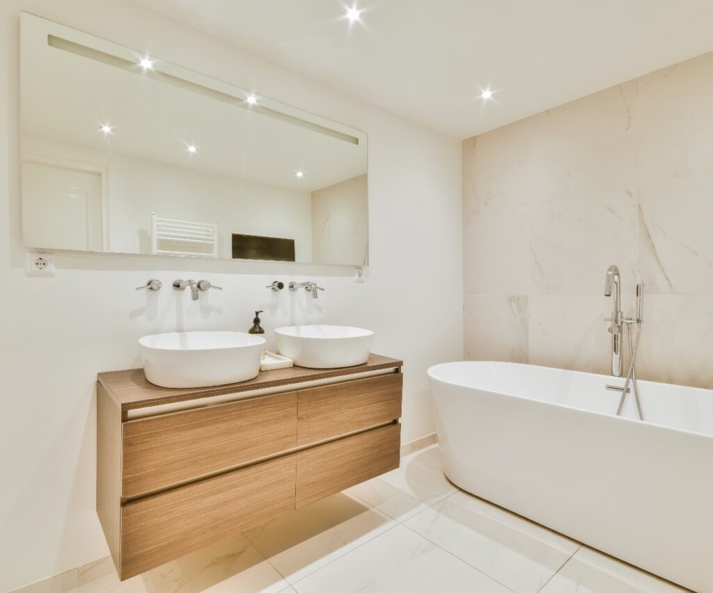 Luxuriöses Badezimmer mit einer hängenden Kommode und einem Waschbecken