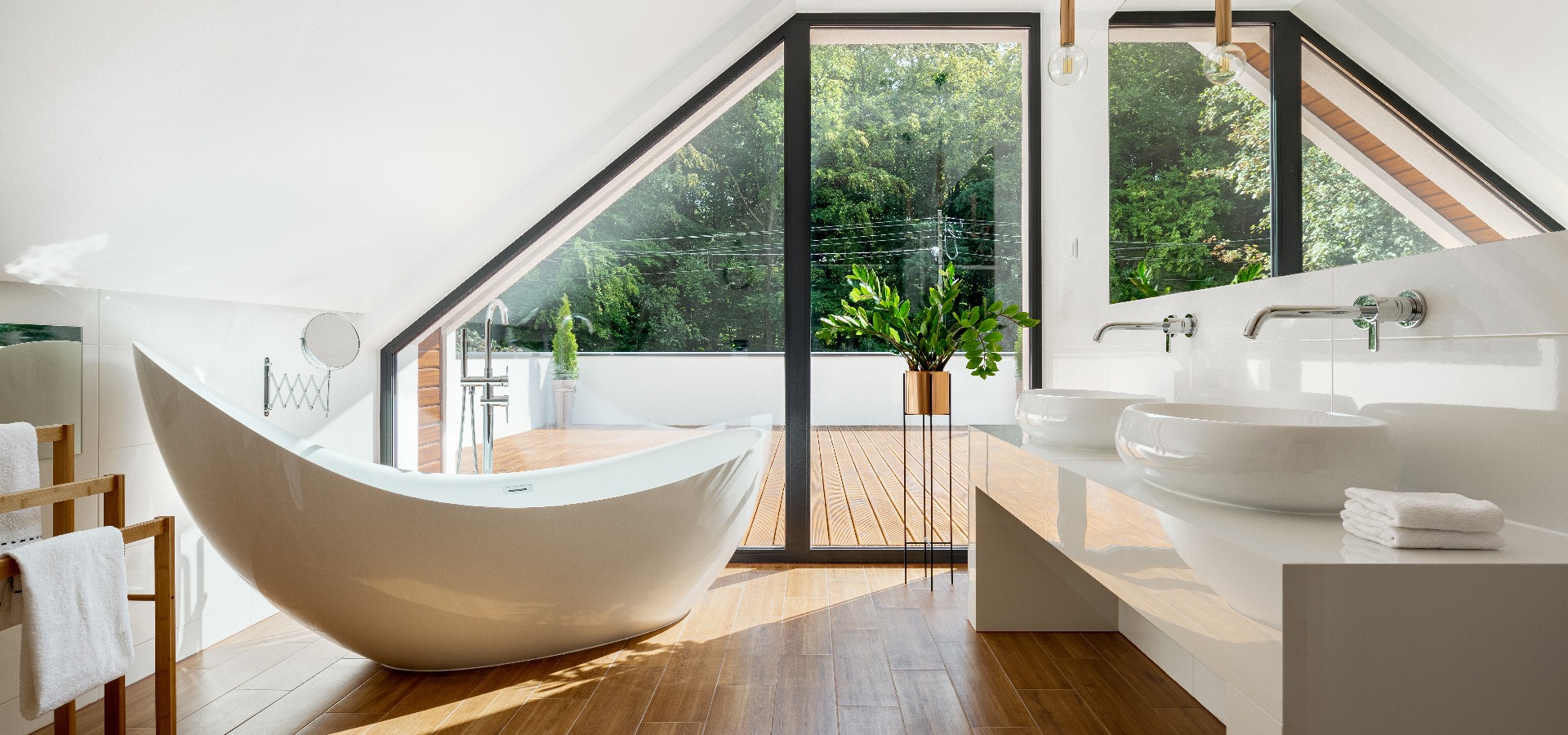 Elegantes Badezimmer im Dachgeschoss mit Badewanne