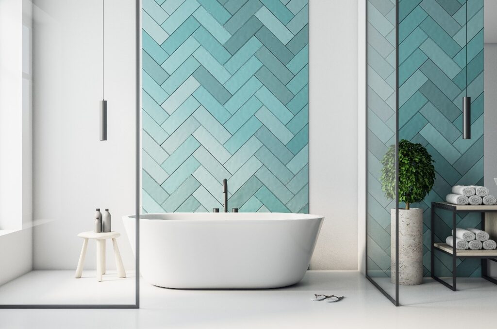 Modernes Badezimmer in Türkis mit Bade- und Pflegeprodukten