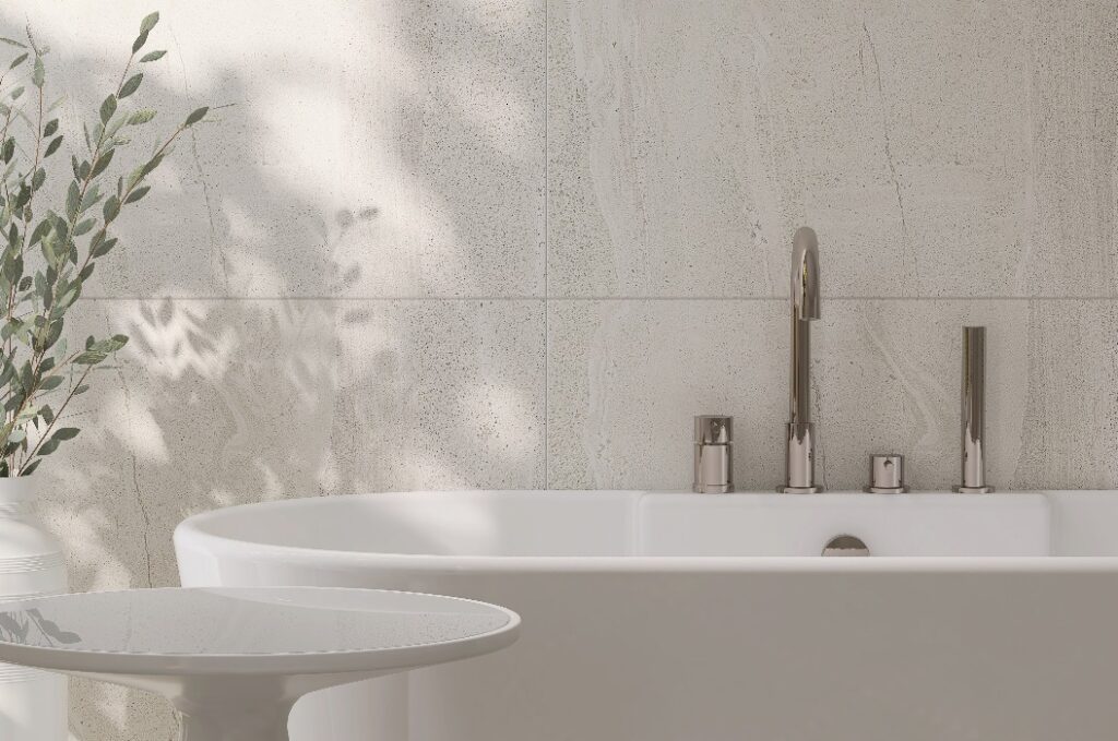 Weißer runder Beistelltisch, Keramikbadewanne und Pflanzenvase im modernen Stil